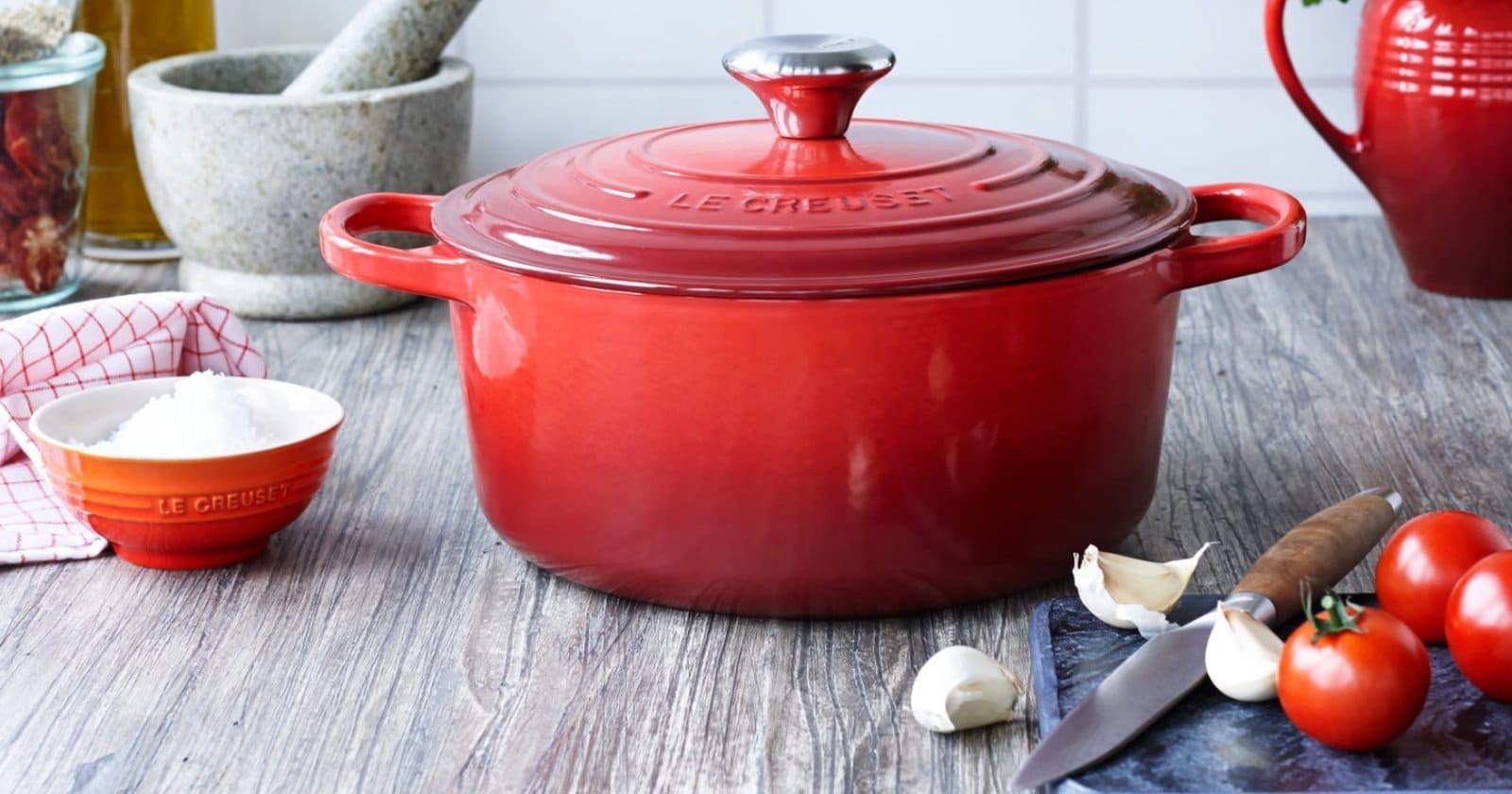 Gietijzeren pan op tafel
