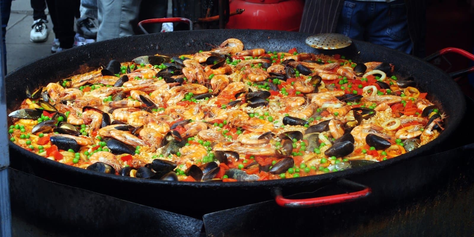 hele grote paella pan